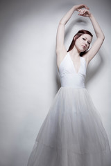 Fototapeta na wymiar Junge Frau in weißem Ballettkleid