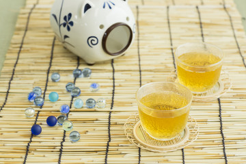 お茶とビー玉
