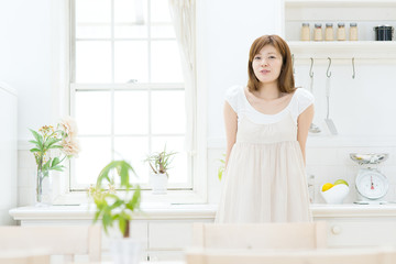 ダイニングで寛ぐ女性