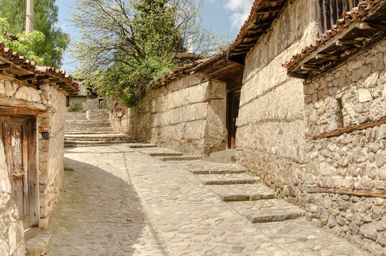 Fototapeta Tradycyjna stara ulica w Koprivshtitsa Bułgaria