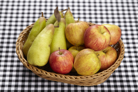 Korb mit Äpfel und Birnen