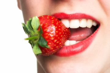 Mund ißt Erdbeere - obrazy, fototapety, plakaty