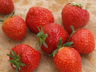 Erdbeeren auf Holzbrettchen