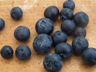 Heidelbeeren auf Holzbrettchen
