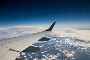Fototapeta na wymiar Skrzydło samolotu nad chmurami