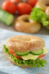 Sesambagel mit Gemüse und Käse