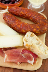 cheese with bread, chorizo, olives and white wine