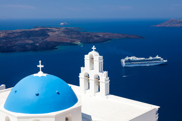 Fototapeta na wymiar Blue Dome Kościół Santorini Grecja