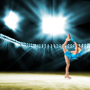 performance of young skaters, ice show