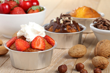 dessert muffin con cioccolato frutta e nocciole