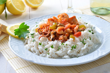 Meeresfrüchte-Ragout im Reisrand