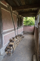 Fototapeta na wymiar Terrasse d'une maison ancienne et stock de bois