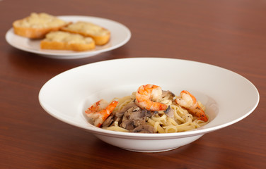 linguine with shrimps and mushrooms