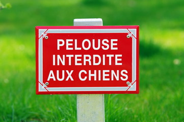pelouse interdite