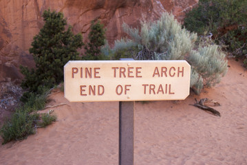 Sign pointing to the trail in the Arches National Park near Moab