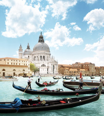Fototapeta na wymiar gondole na Canal Grande i Bazylika Santa Maria della Salute, Wenecja,