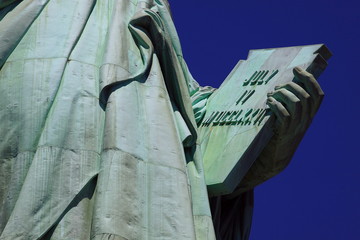 Naklejka premium Independent day on the hand of Statue of Liberty