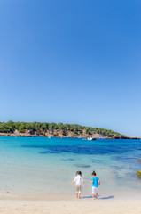 Bambini in riva al mare d'ibiza