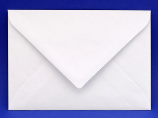 Briefumschlag weiss auf Blau