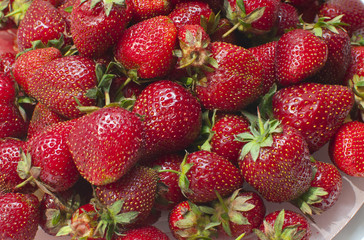 Клубника на тарелке