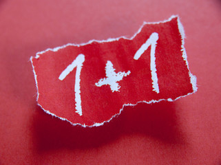 1 + 1 publicité papier sur fond rouge
