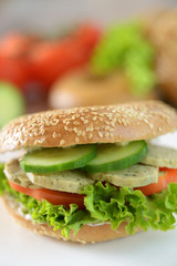 Bagel mit veganer Wurst