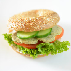 Vegetarische Kräuterwurst auf einem Bagel
