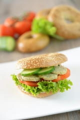 Frische Bagels mit vegetarischer Wurst
