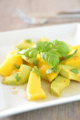 Salat aus Mango- und Avocadospalten