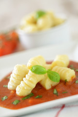 Tomaten-Basilikum-Sauce mit Grießnockerln