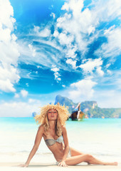 Naklejka premium Young woman on the beach