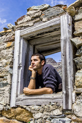 Ragazzo pensieroso alla finestra