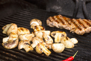 Грибы и мясо на гриле