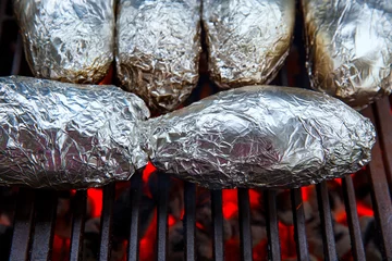  grilled whole potatoes with foil © lunamarina