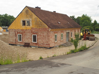 Fototapeta na wymiar Renovierungsbedürftiges Ziegelhaus