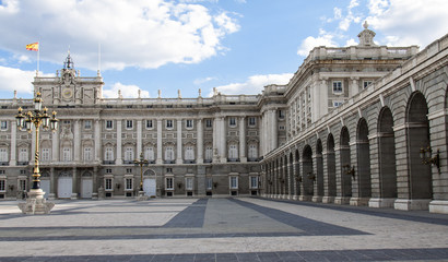Fototapeta na wymiar Pałac Królewski i Madryt, Hiszpania