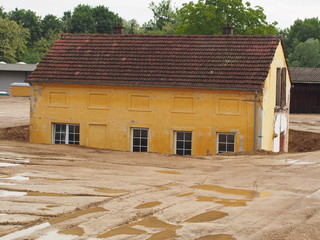 Renovierungsbedürftiges Ziegelhaus