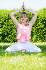 Frau-macht-Yoga-auf-Wiese