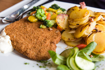 Schnitzel mit Bratkartoffeln und Salat