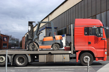 lkw mit gabelstapler