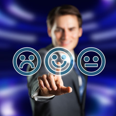 Mann wählt lachendes Smiley aus