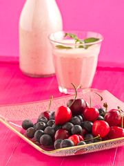 Heidelbeeren und Kirschen in einer Schale