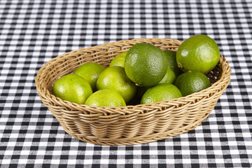 Korb mit Limetten