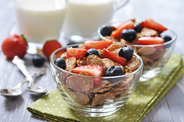 healthy muesli and fresh berries