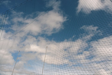 Netz vor Wolkenhimmel © Wolfgang Berroth