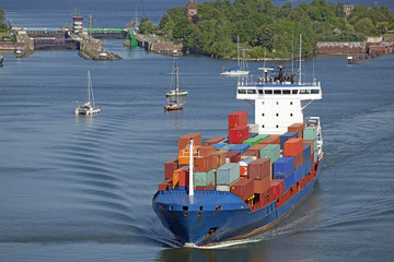 Containerschiff auf dem Nord-Ostsee-Kanal in Kiel, Deutschland