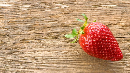 Erdbeere auf Holztisch