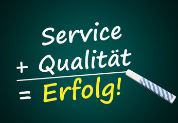 Service + Qualität = Erfolg! (Tafel mit Wörtern)