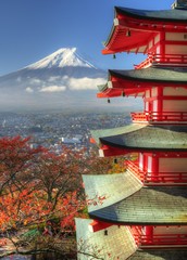Plakaty  Mt. Fuji i jesienne liście w świątyni Arakura Sengen w Japonii