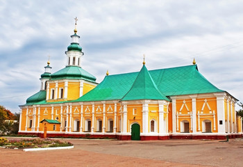 Fototapeta na wymiar Kościół klasztoru Trójcy, Czernihów, Ukraina jesienią
